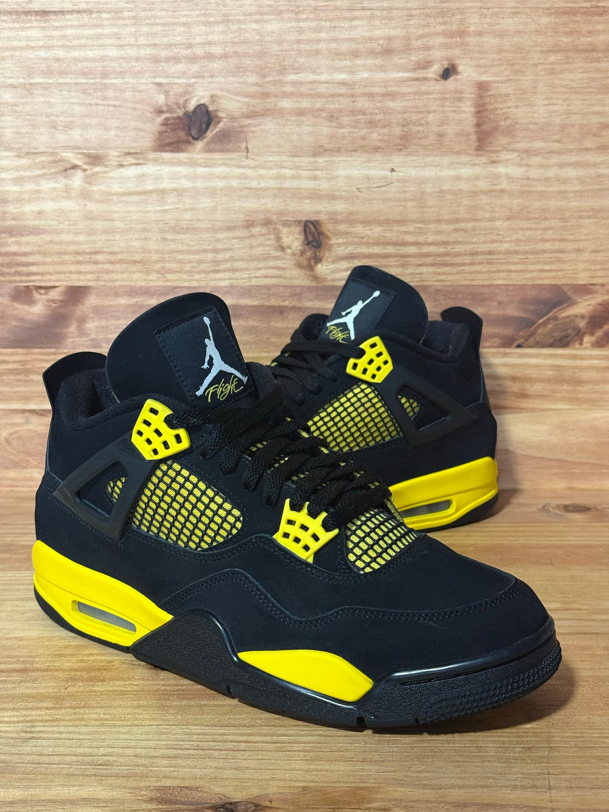 Jordan 4 Retro Thunder (2023) - Size 10.5
