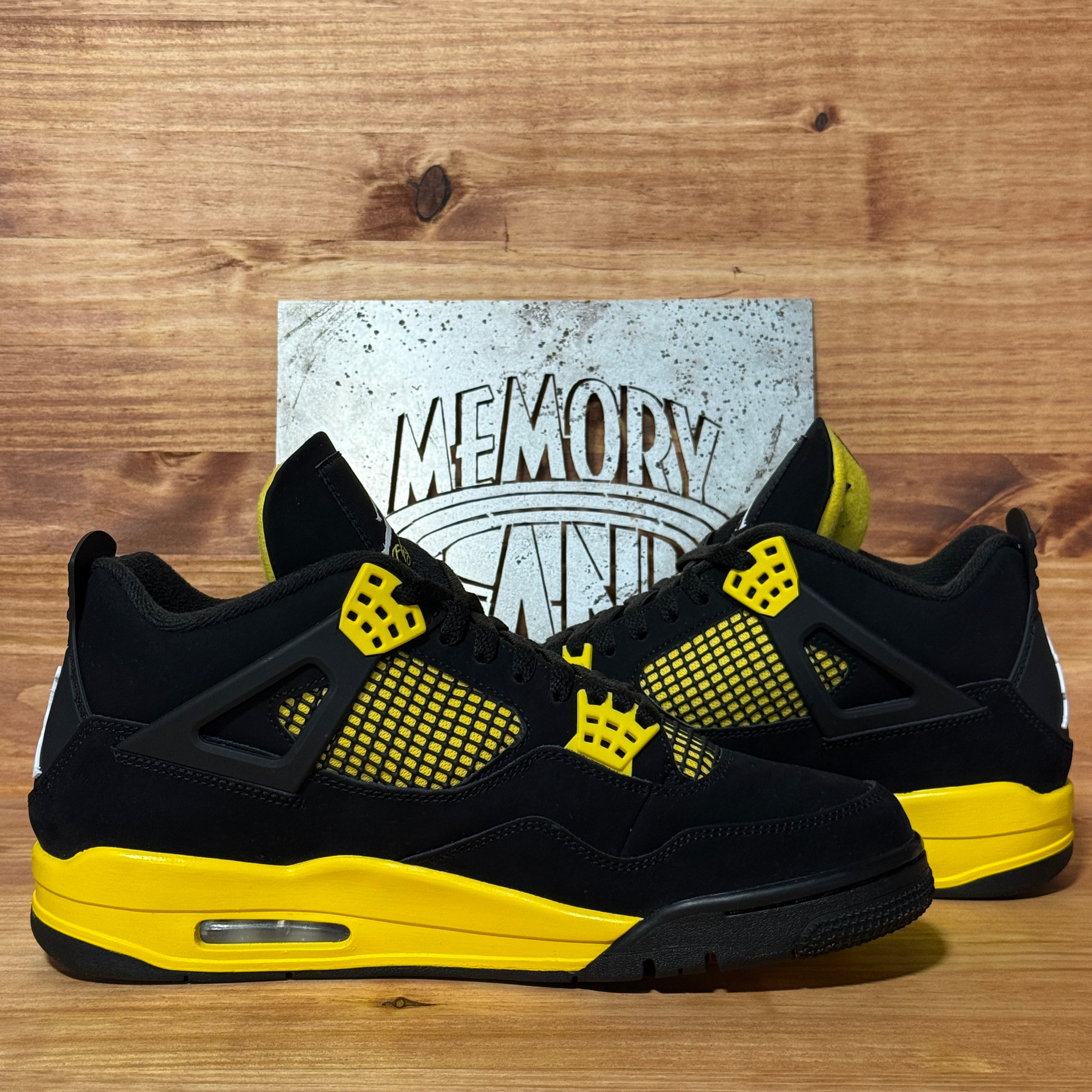 Jordan 4 Retro Thunder (2023)