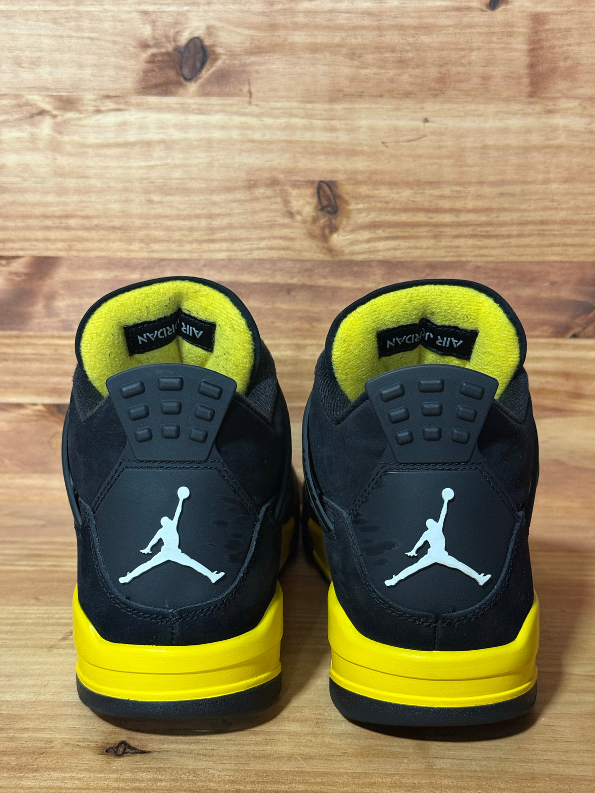 Jordan 4 Retro Thunder (2023) - Size 10.5