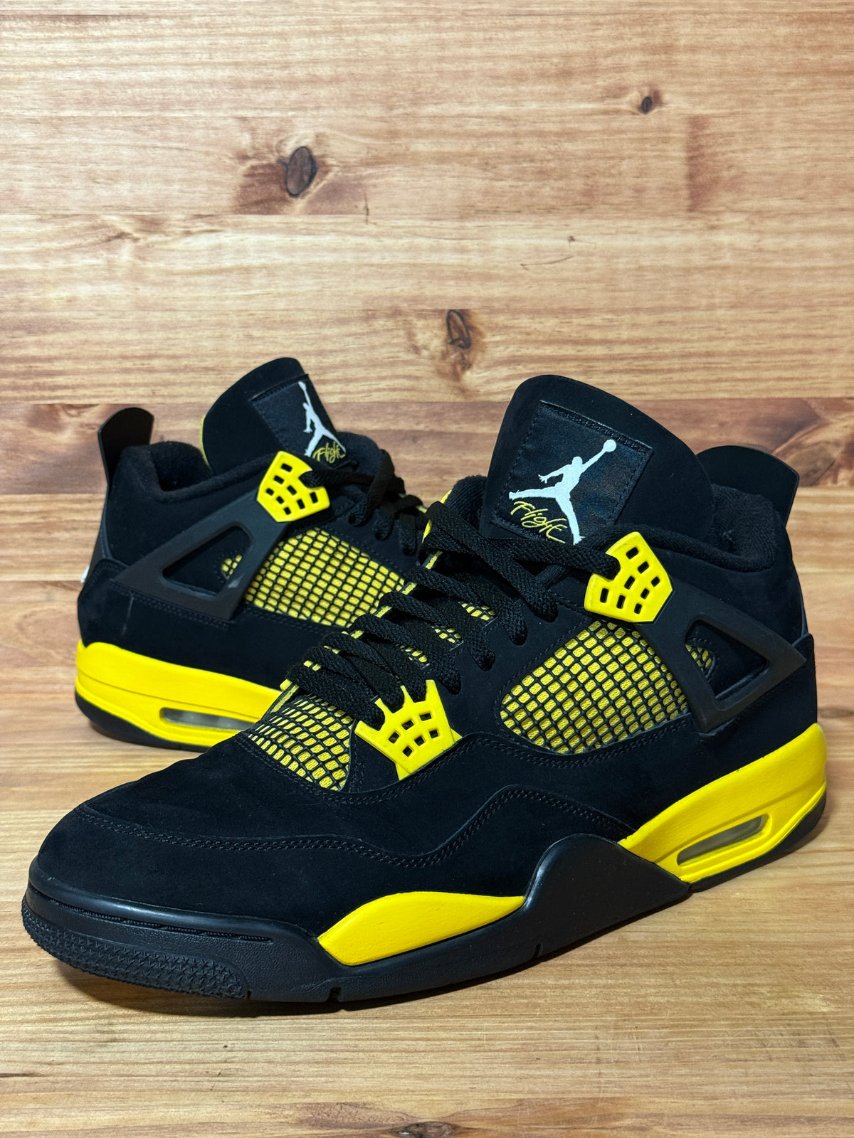 Jordan 4 Retro Thunder (2023)