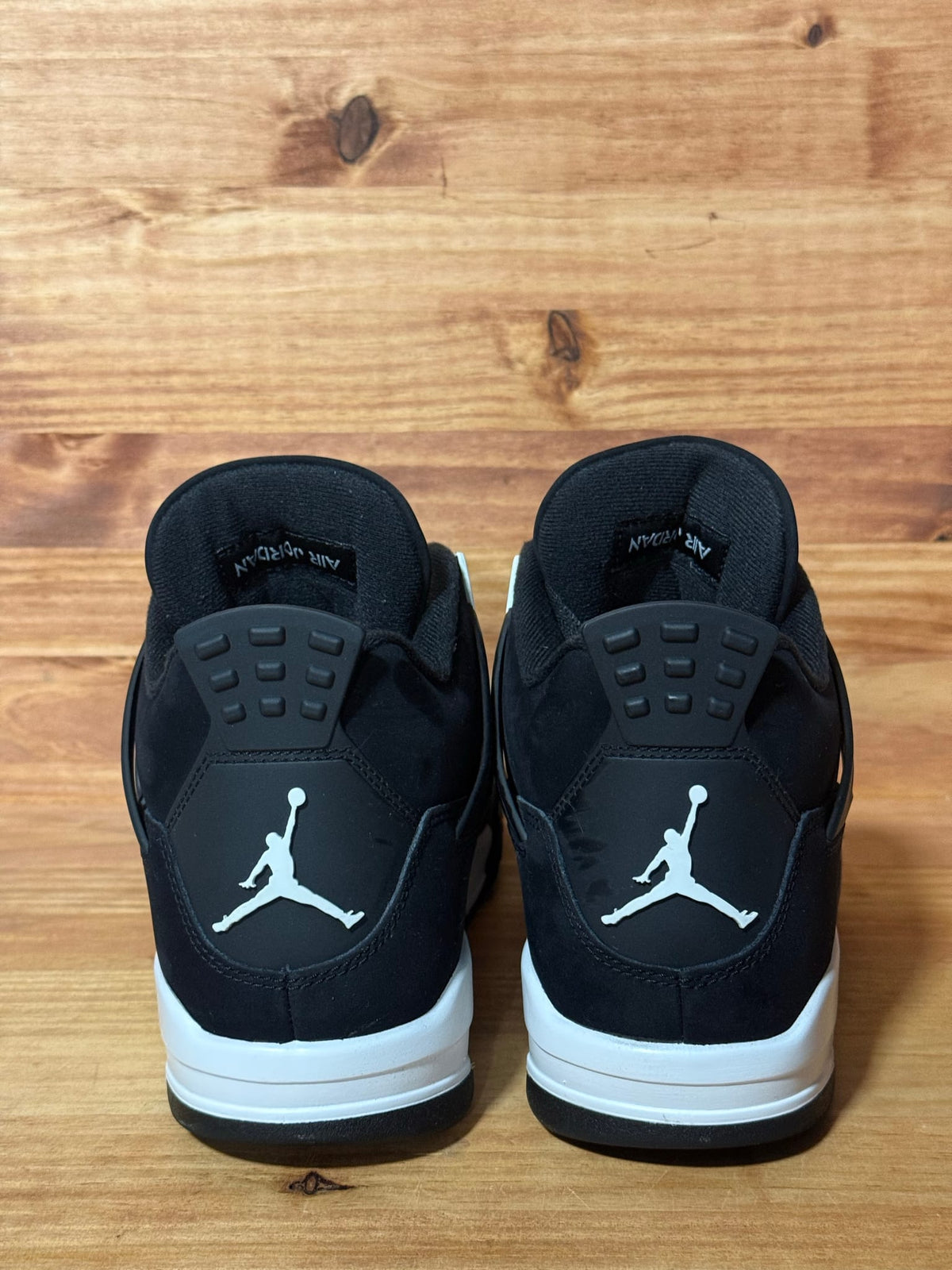 Jordan 4 Retro White Thunder - Size 10.5