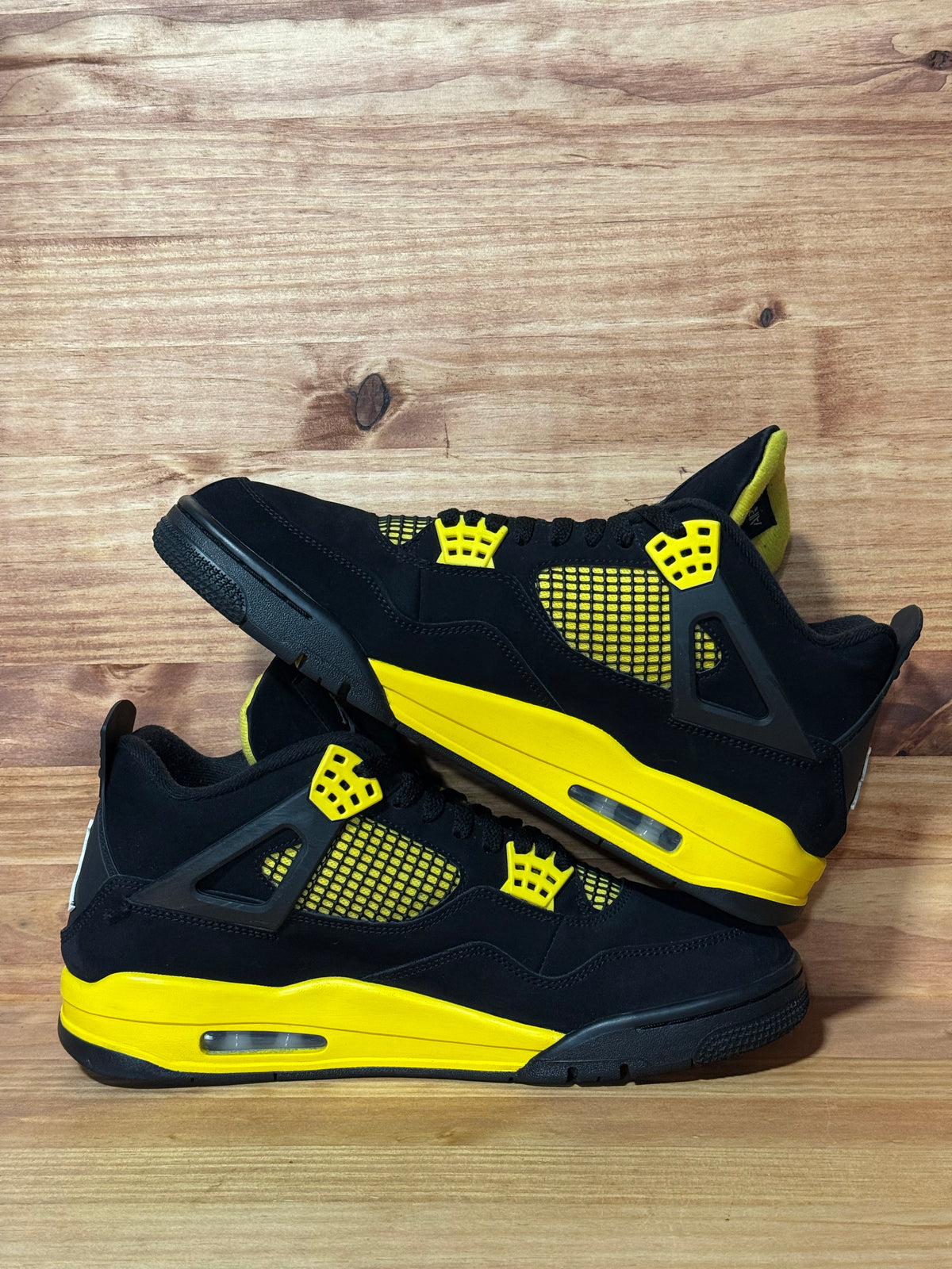 Jordan 4 Retro Thunder (2023)