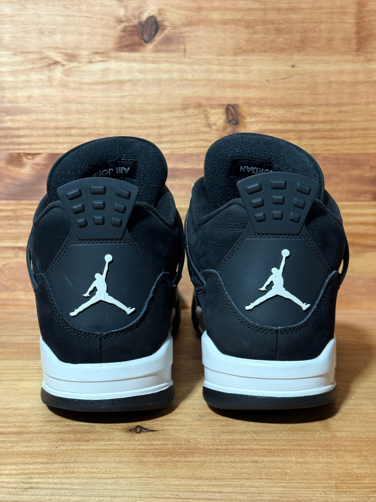 Jordan 4 Retro White Thunder - Size 10.5
