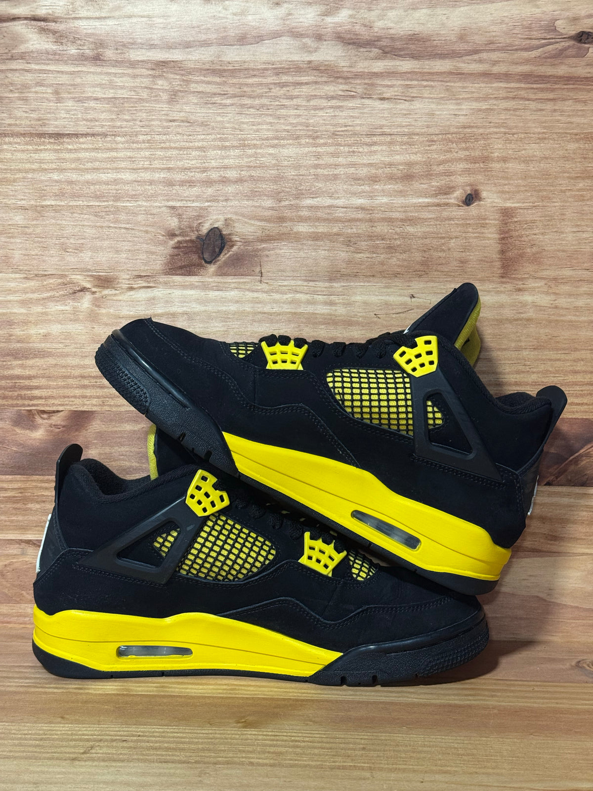 Jordan 4 Retro Thunder (2023)
