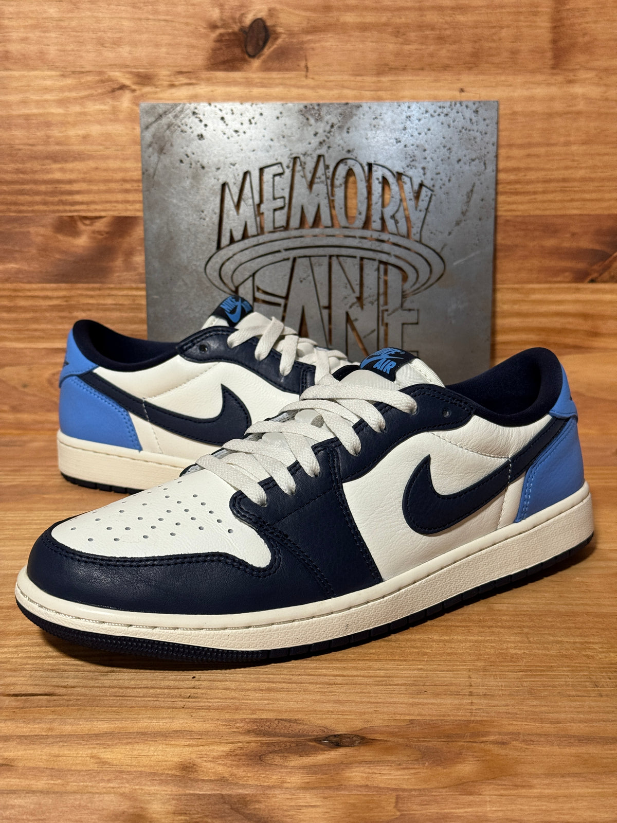 Jordan 1 Low OG Obsidian UNC