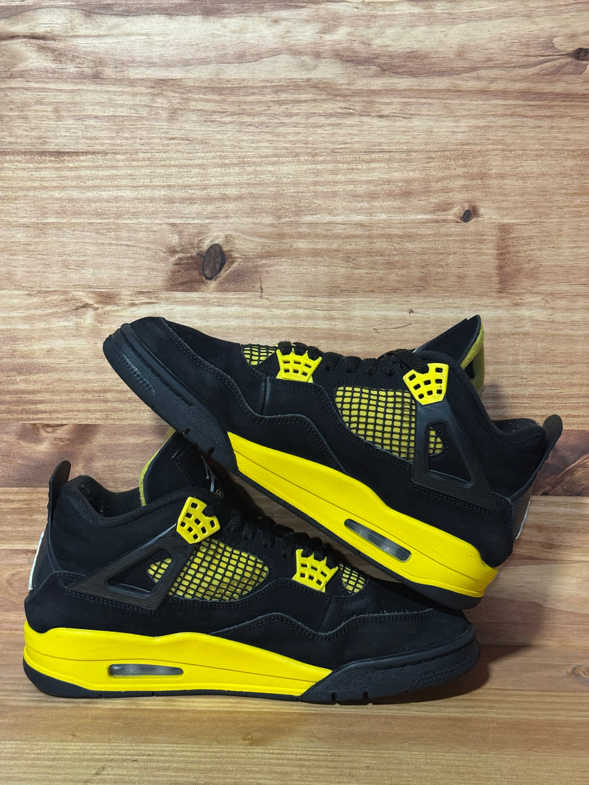 Jordan 4 Retro Thunder (2023)