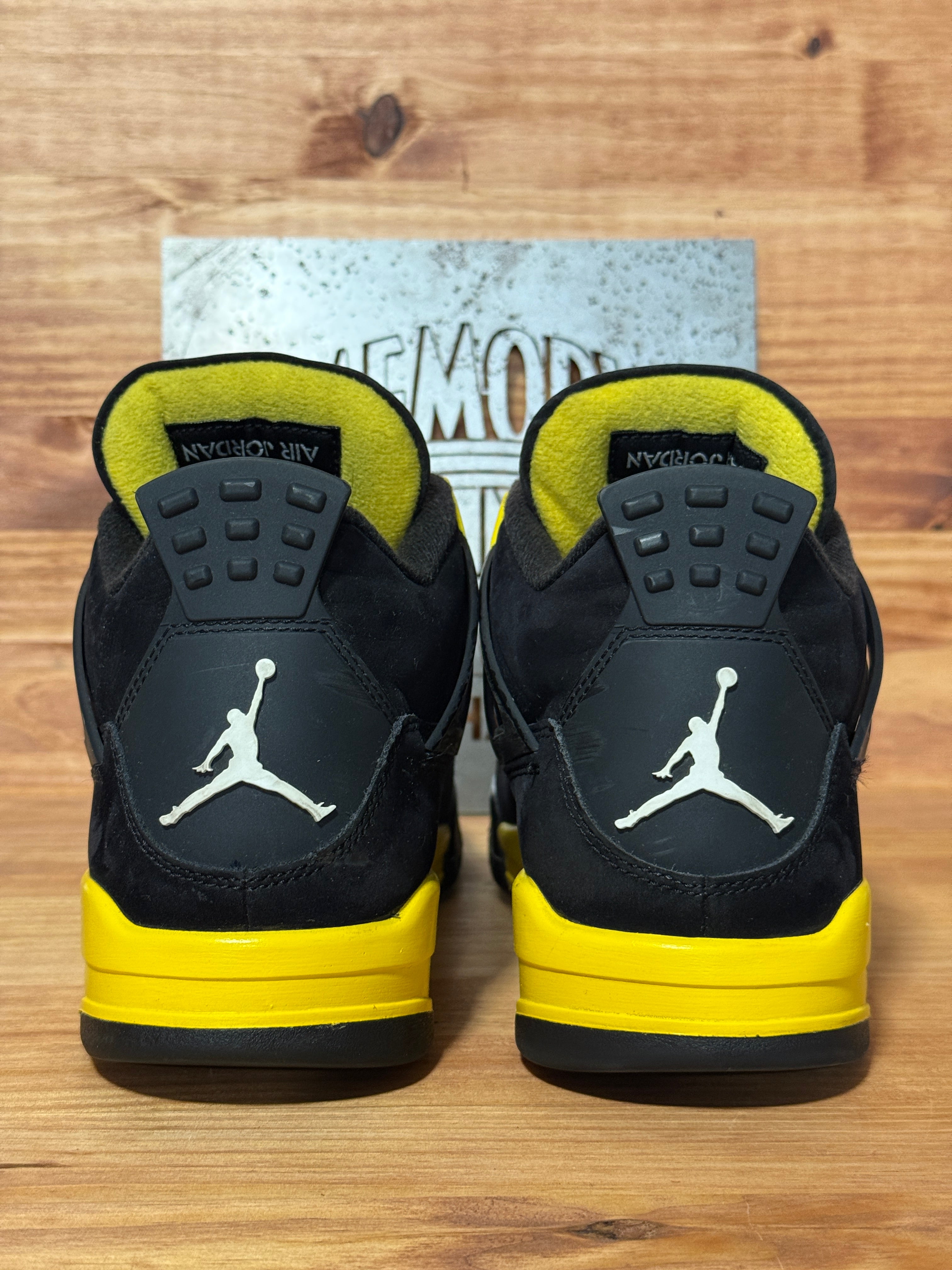 Jordan 4 Retro Thunder (2023)