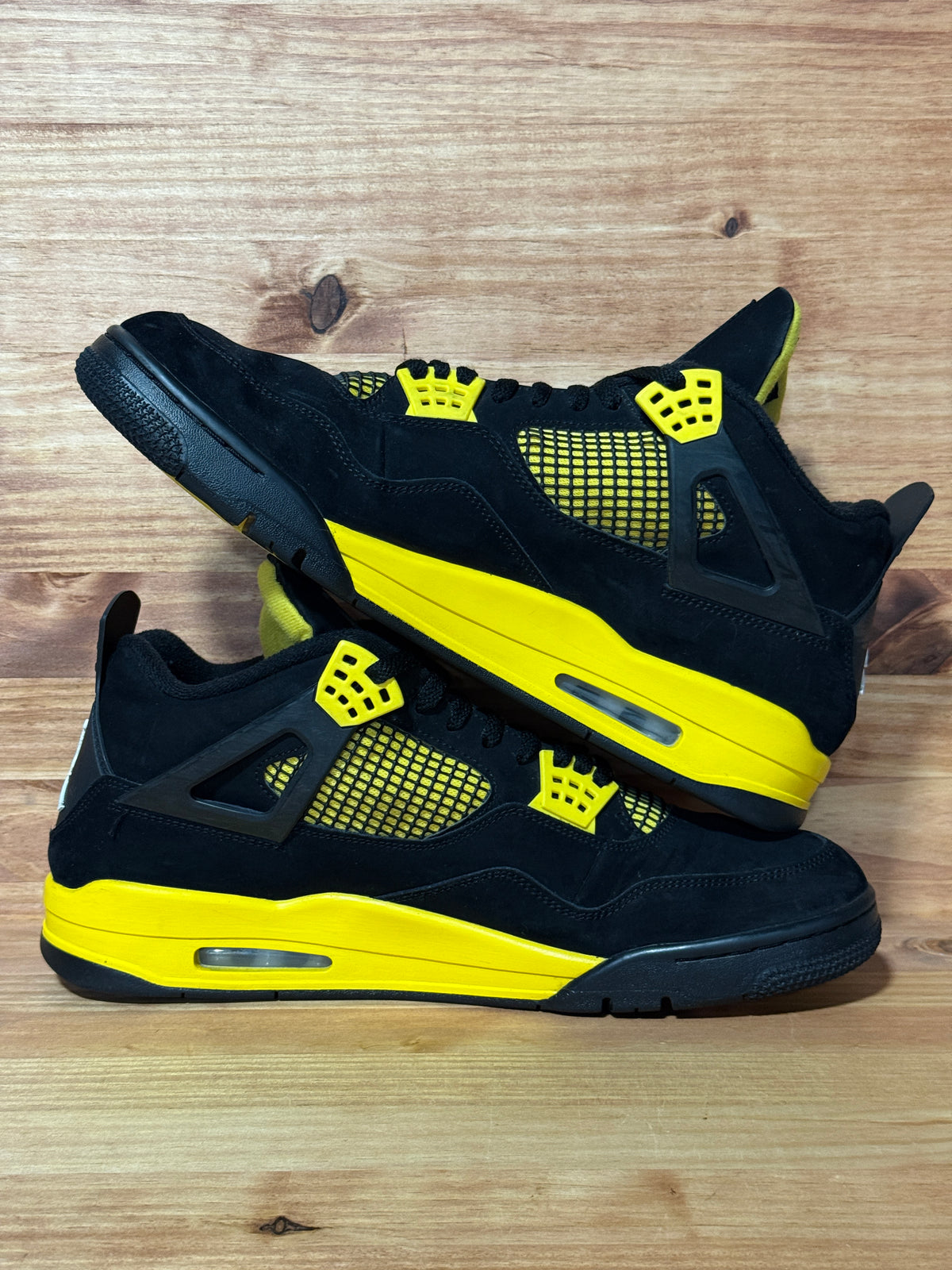 Jordan 4 Retro Thunder (2023)