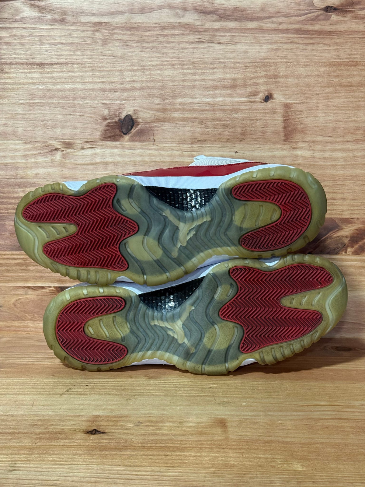 Jordan 11 Retro Low Cherry (2016)