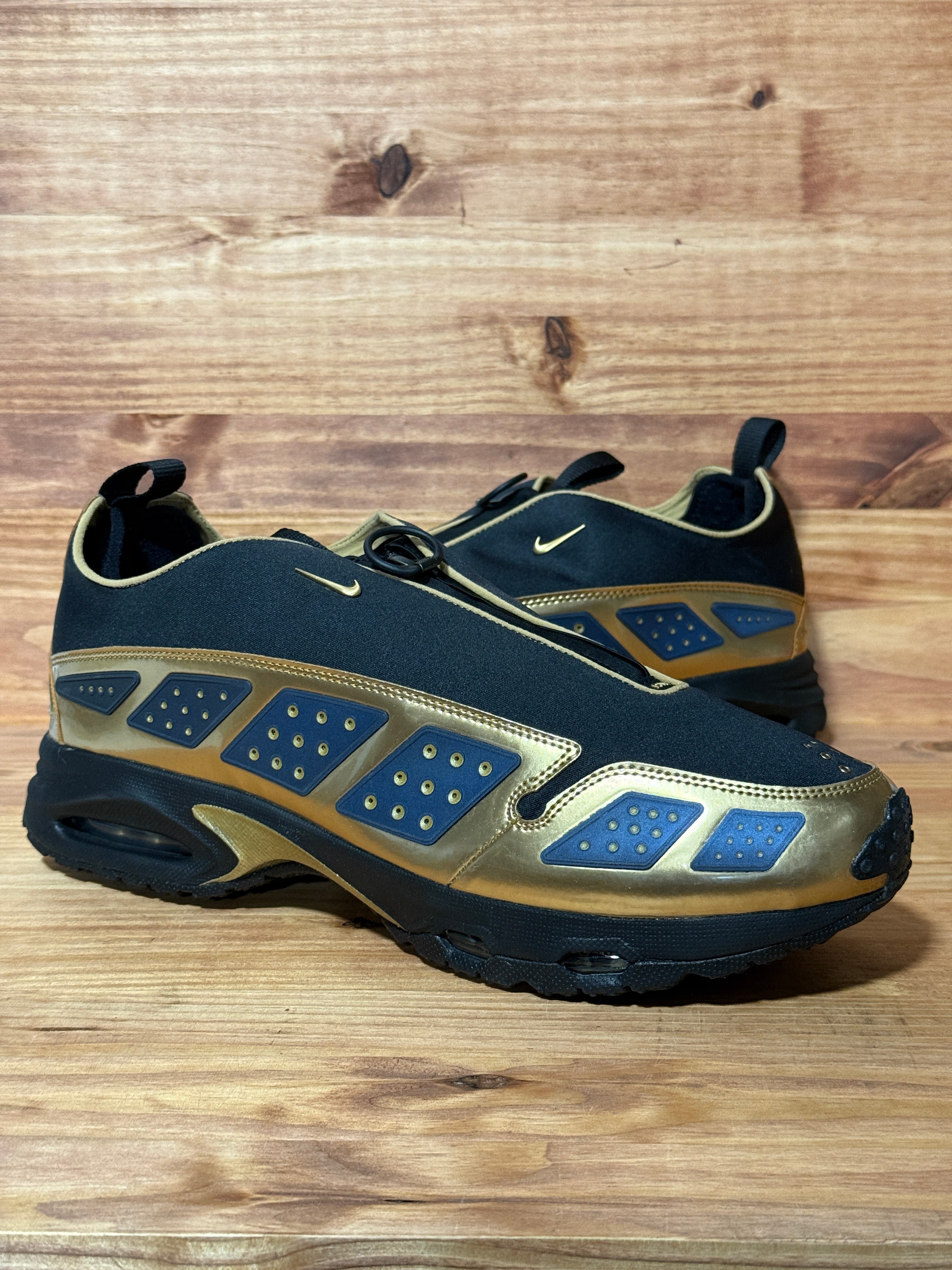 Nike Air Max Sunder Black Dark Smoke Grey Metallic Gold (Women's)