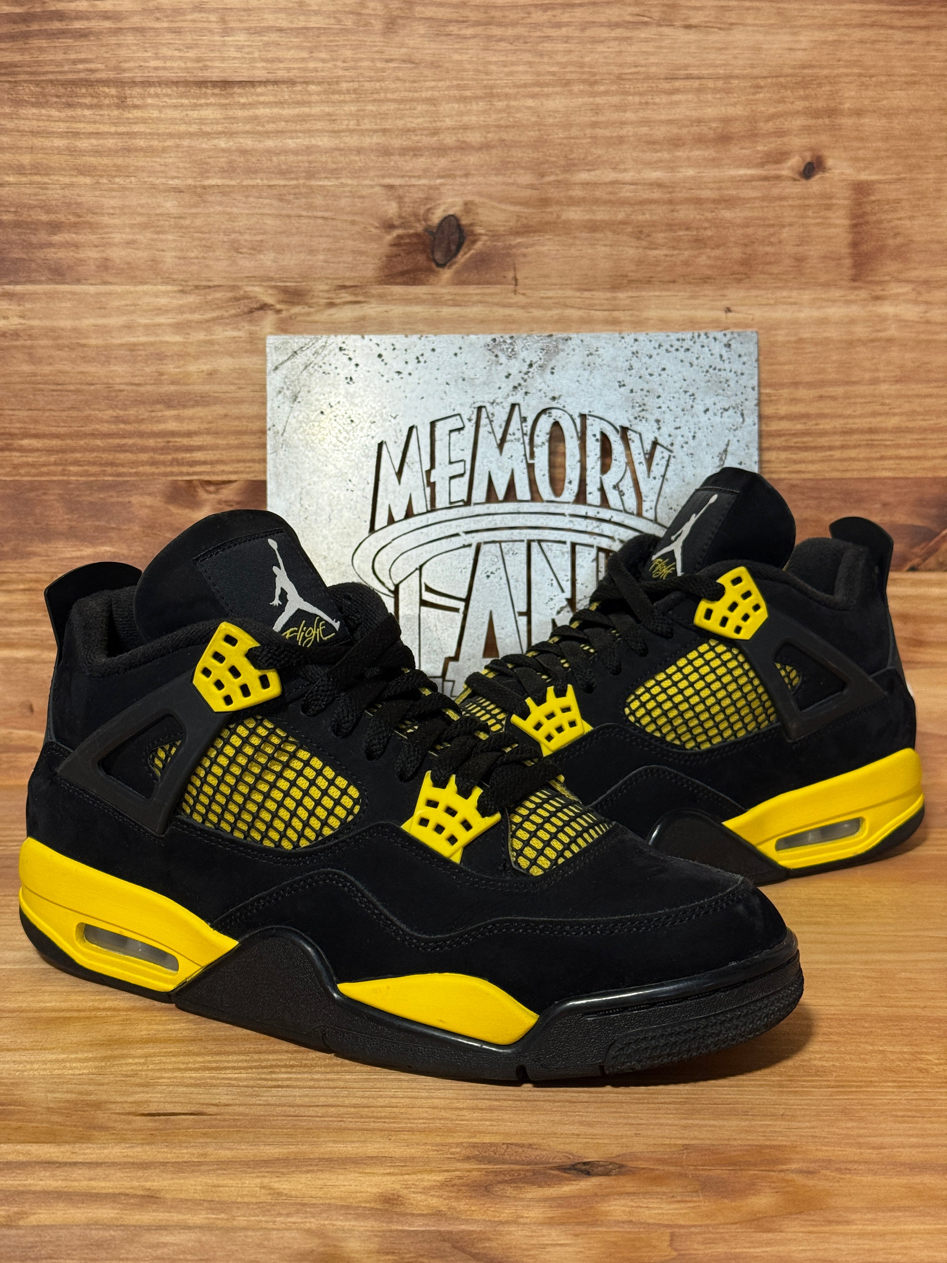 Jordan 4 Retro Thunder (2023)