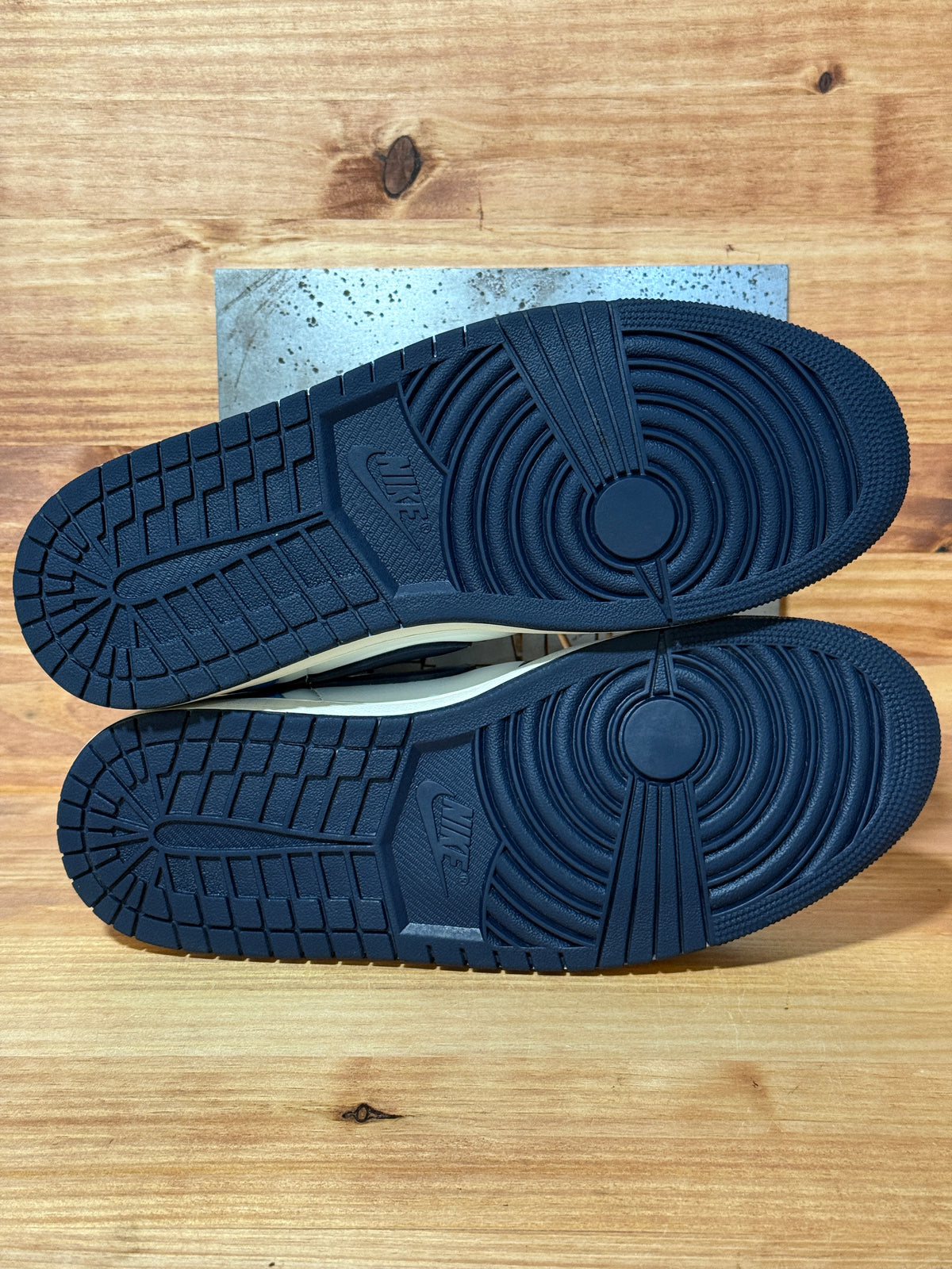Jordan 1 Low OG Obsidian UNC