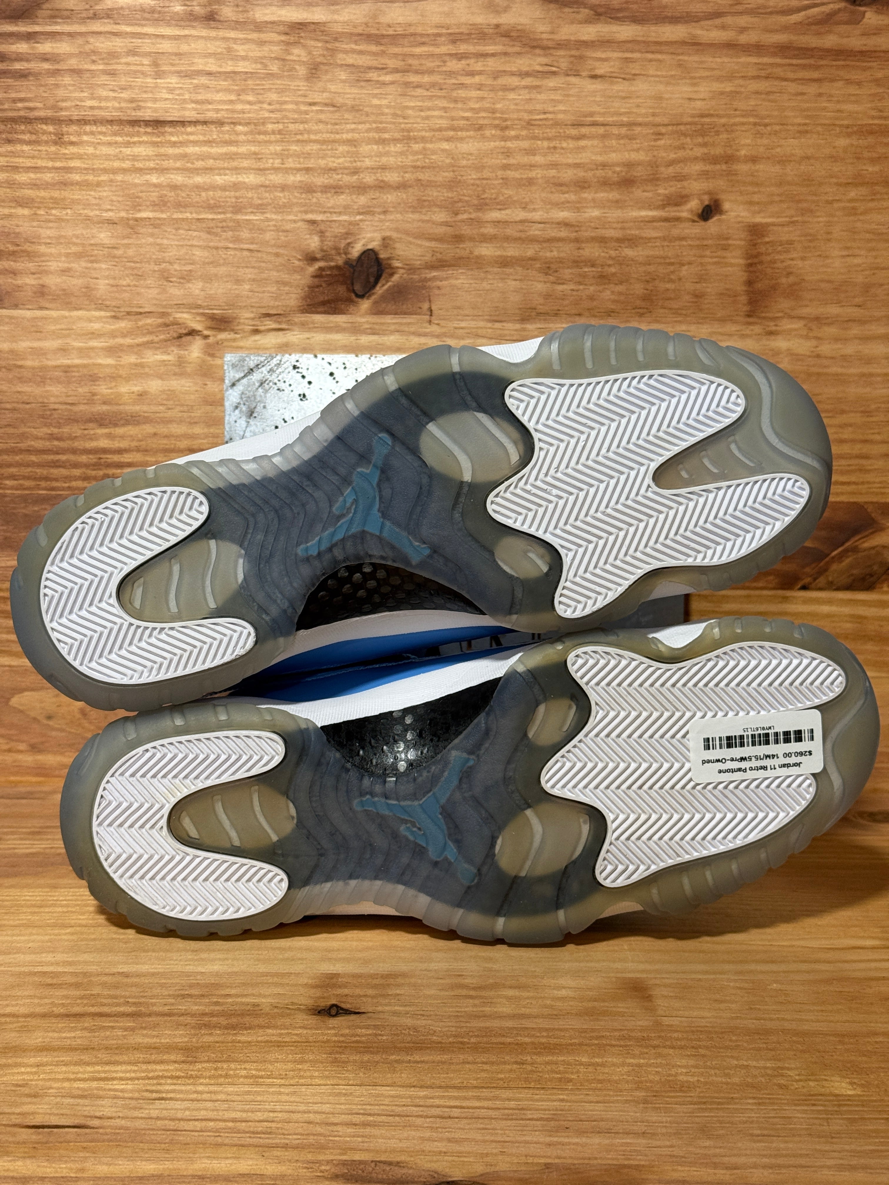 Jordan 11 Retro Pantone