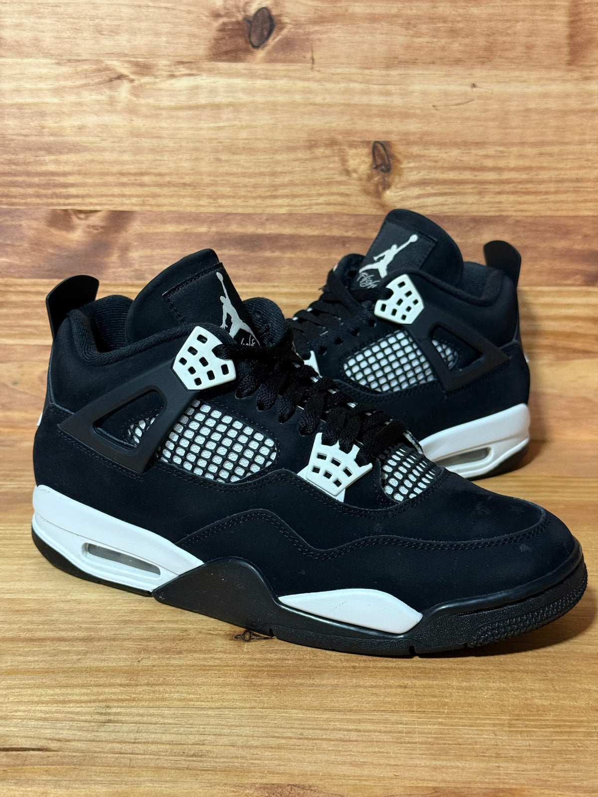 Jordan 4 Retro White Thunder - Size 8