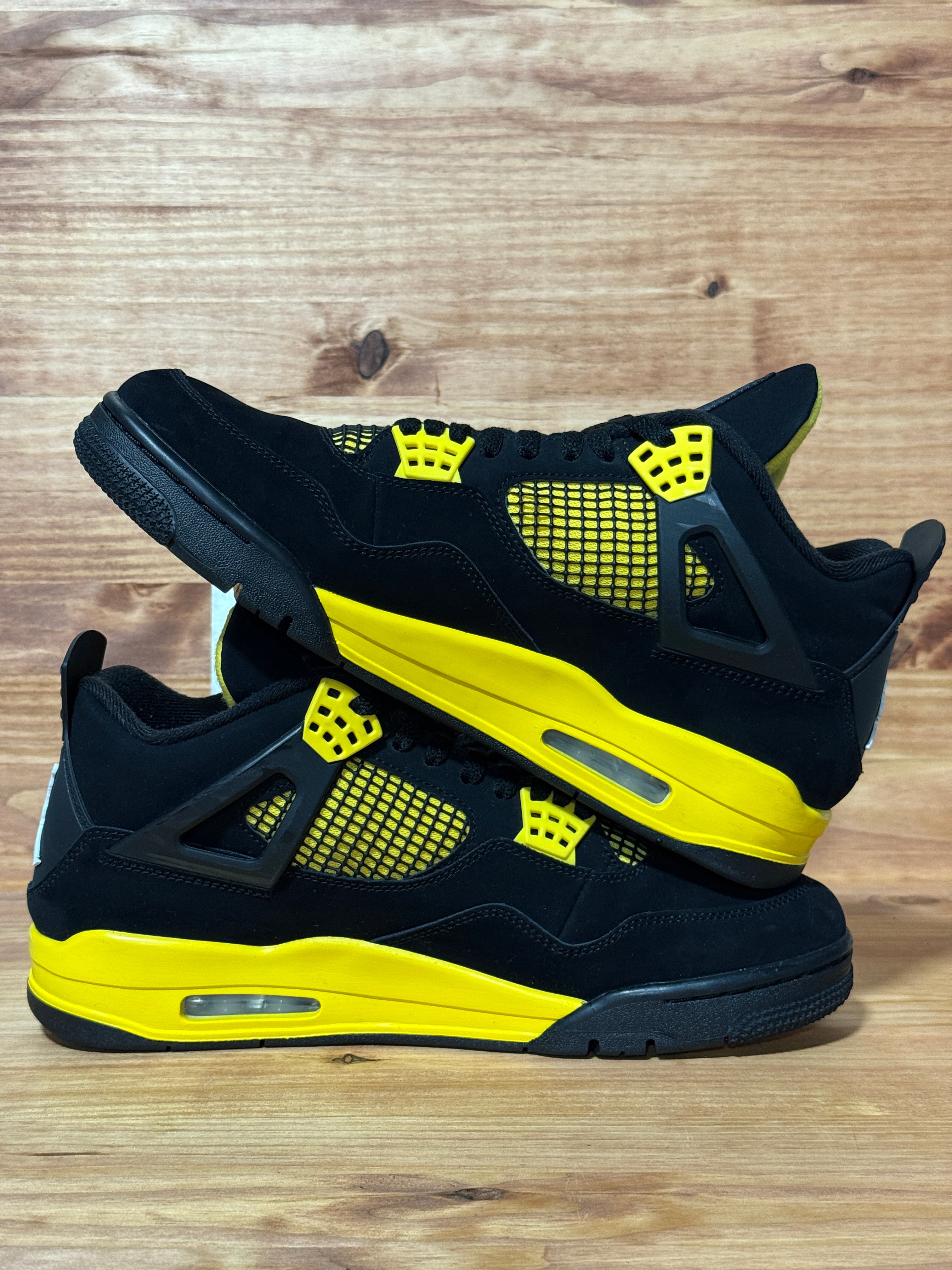 Jordan 4 Retro Thunder (2023)