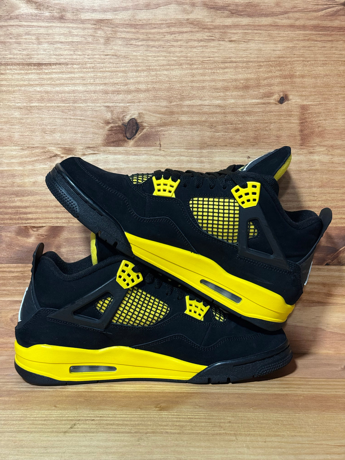 Jordan 4 Retro Thunder (2023)