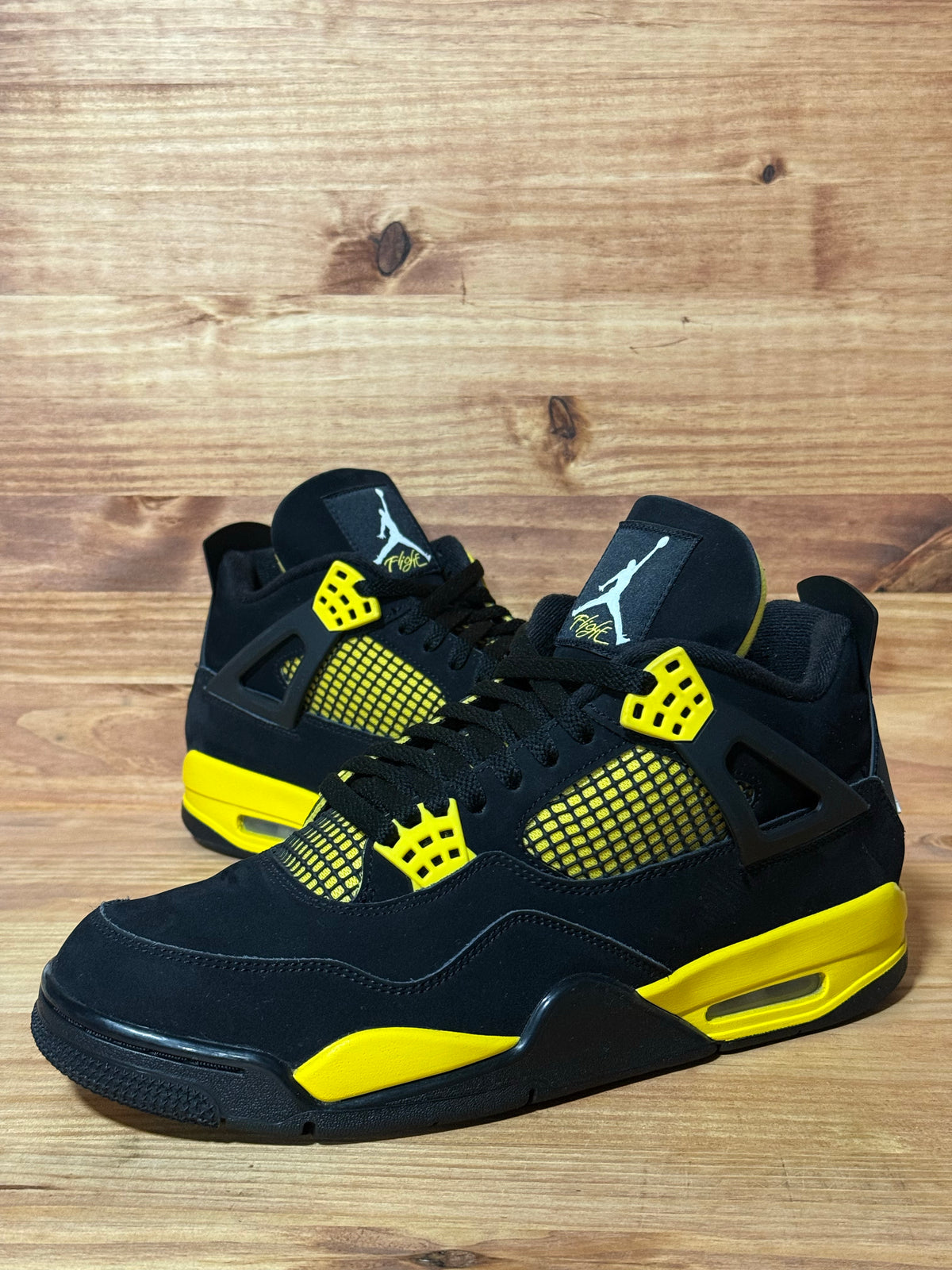 Jordan 4 Retro Thunder (2023)