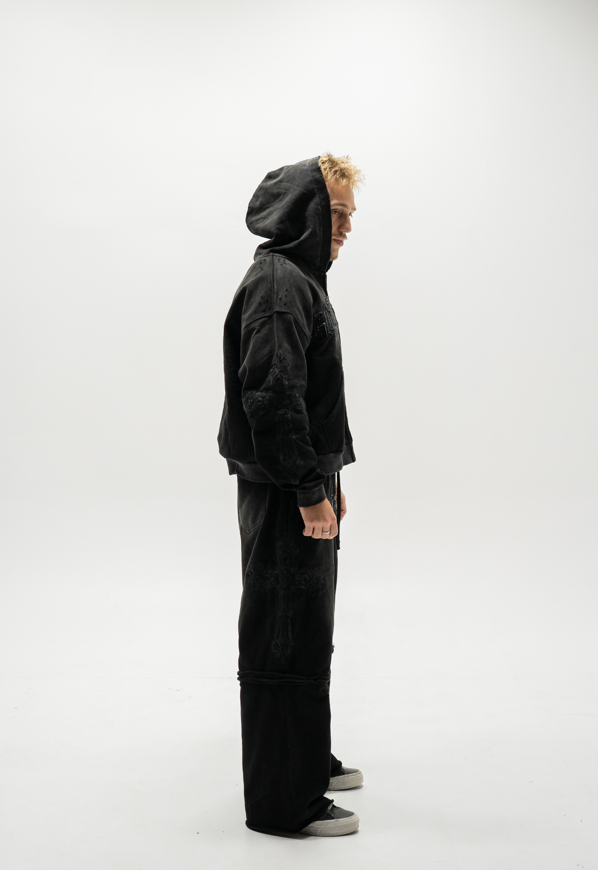 TATTERED LOGO ZIP-UP HOODIE (BLACK)