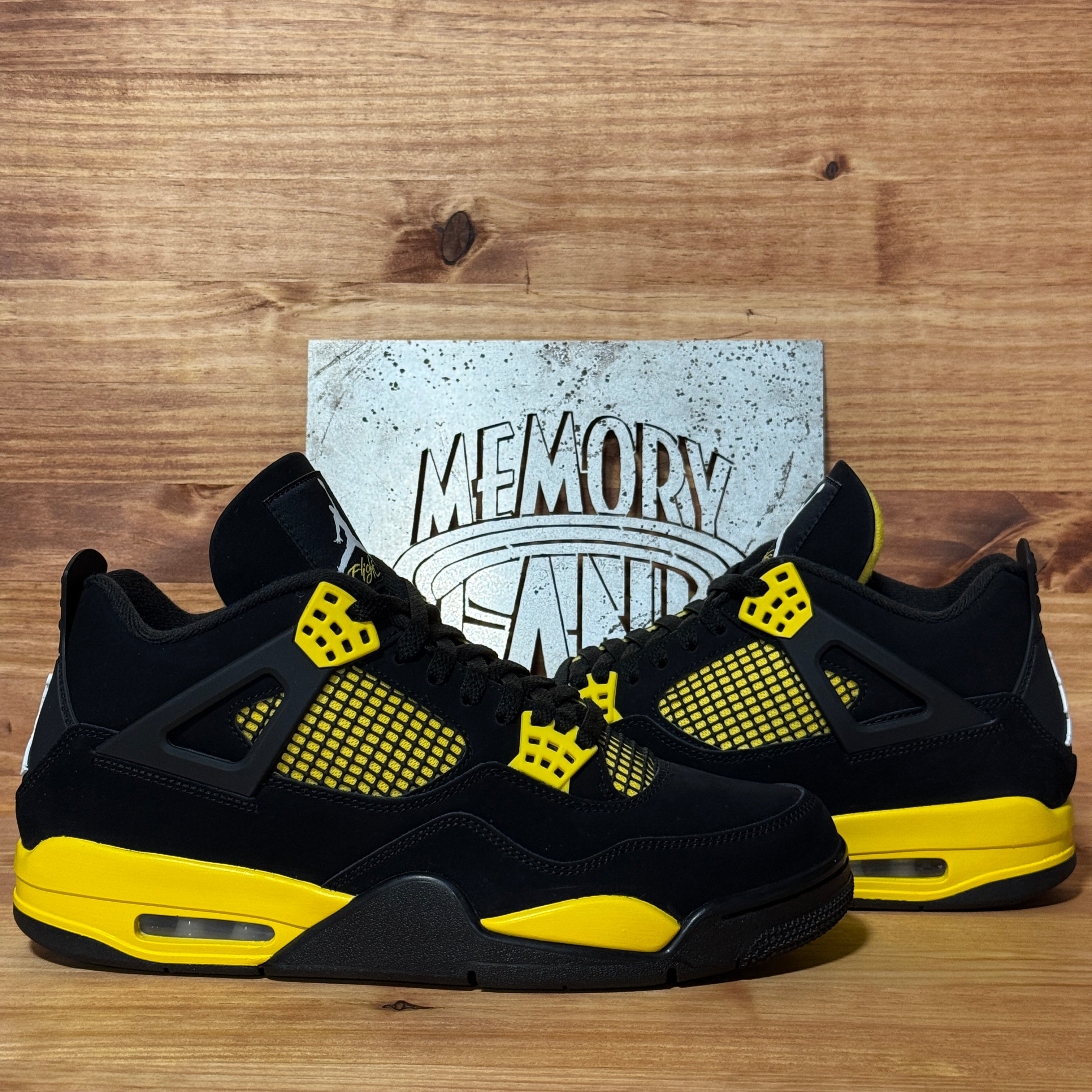 Jordan 4 Retro Thunder (2023)