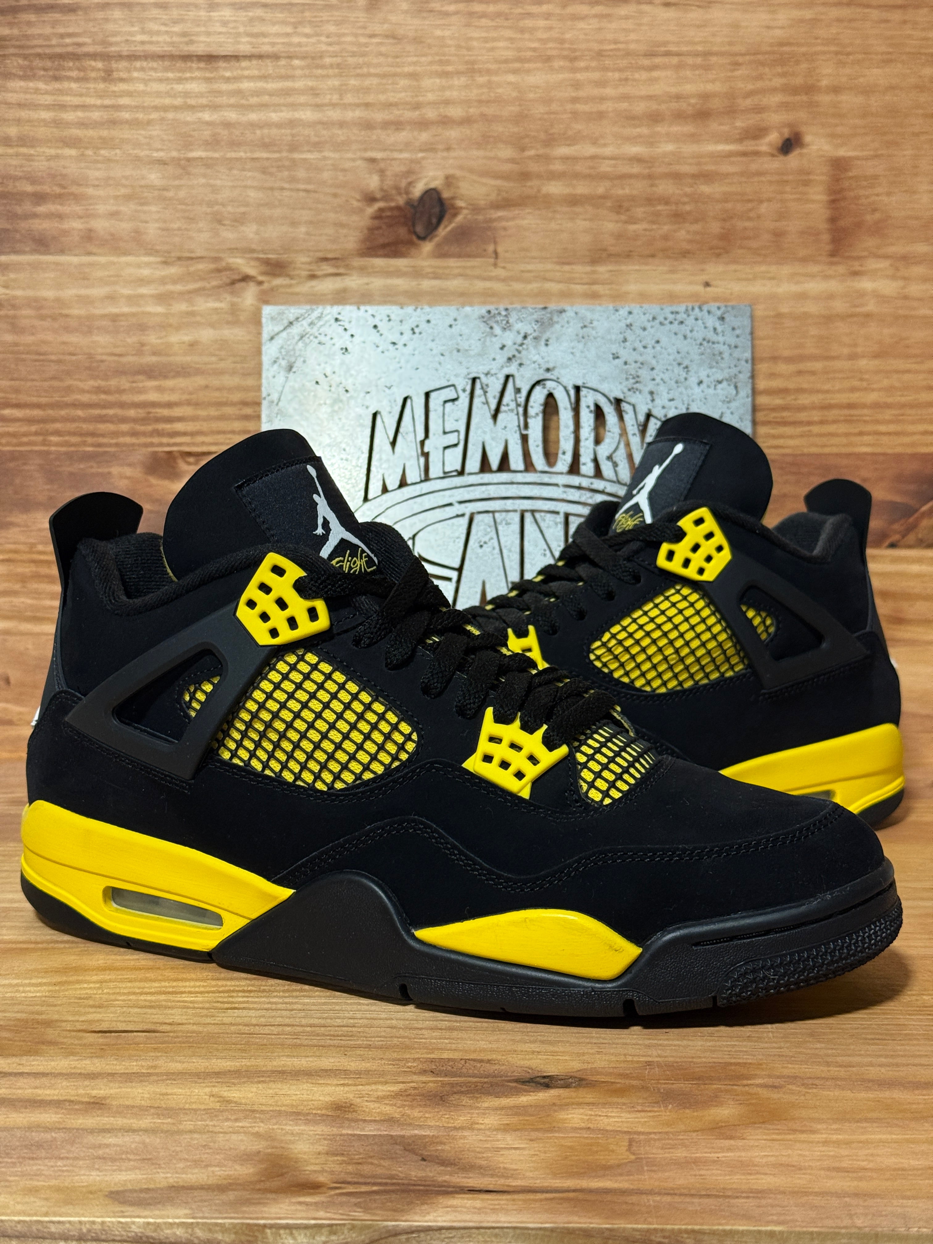Jordan 4 Retro Thunder (2023)