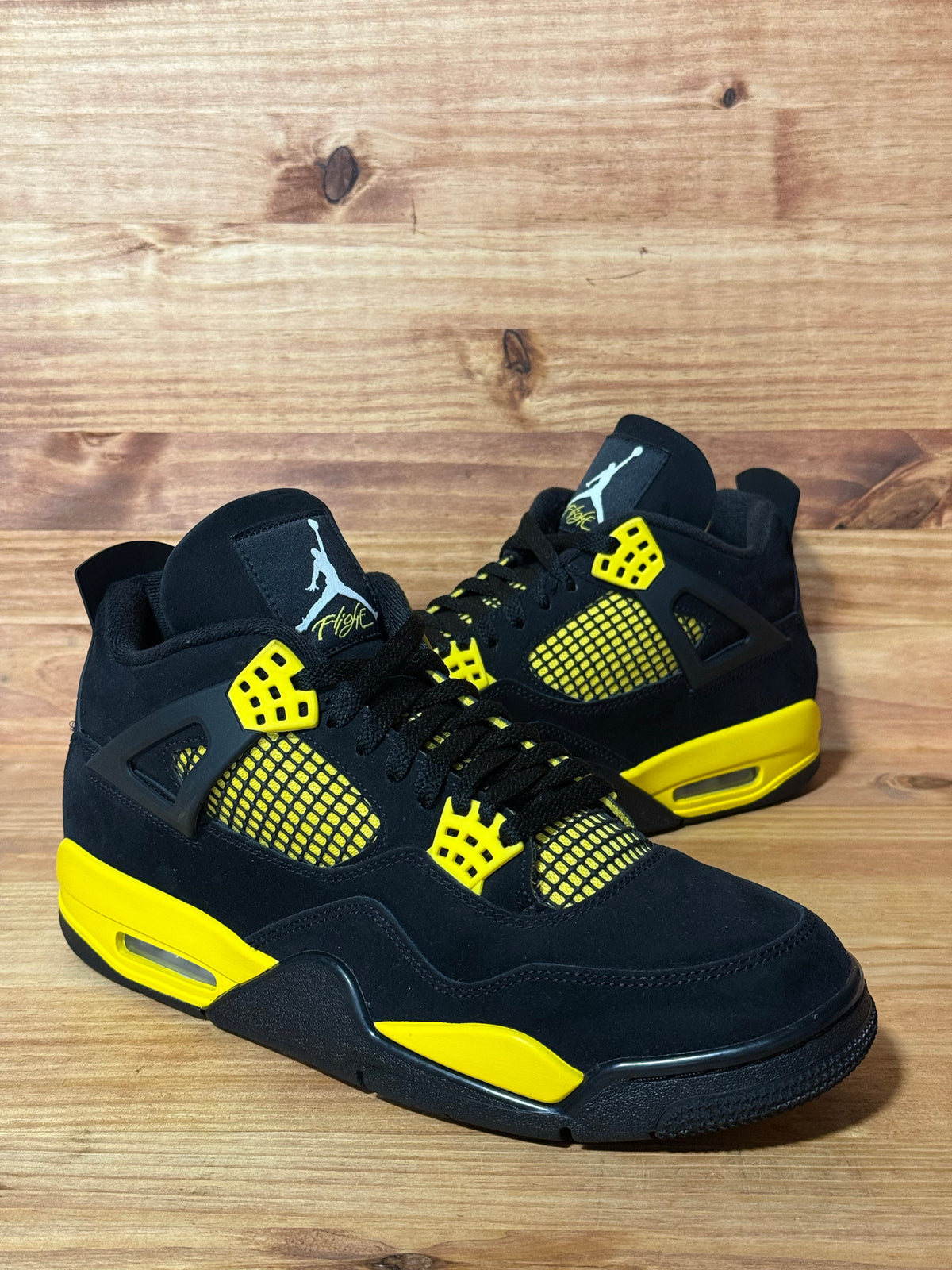 Jordan 4 Retro Thunder (2023) - Size 10.5